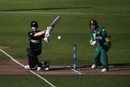 HAMILTON, NEW ZEALAND - FEBRUARY 19:  Kane Williamson of New Zealand bats as Quinton de Kock of South Africa looks on during the First One Day International match between New Zealand and South Africa at Seddon Park on February 19, 2017 in Hamilton, New Zealand.  (Photo by Anthony Au-Yeung/Getty Images)